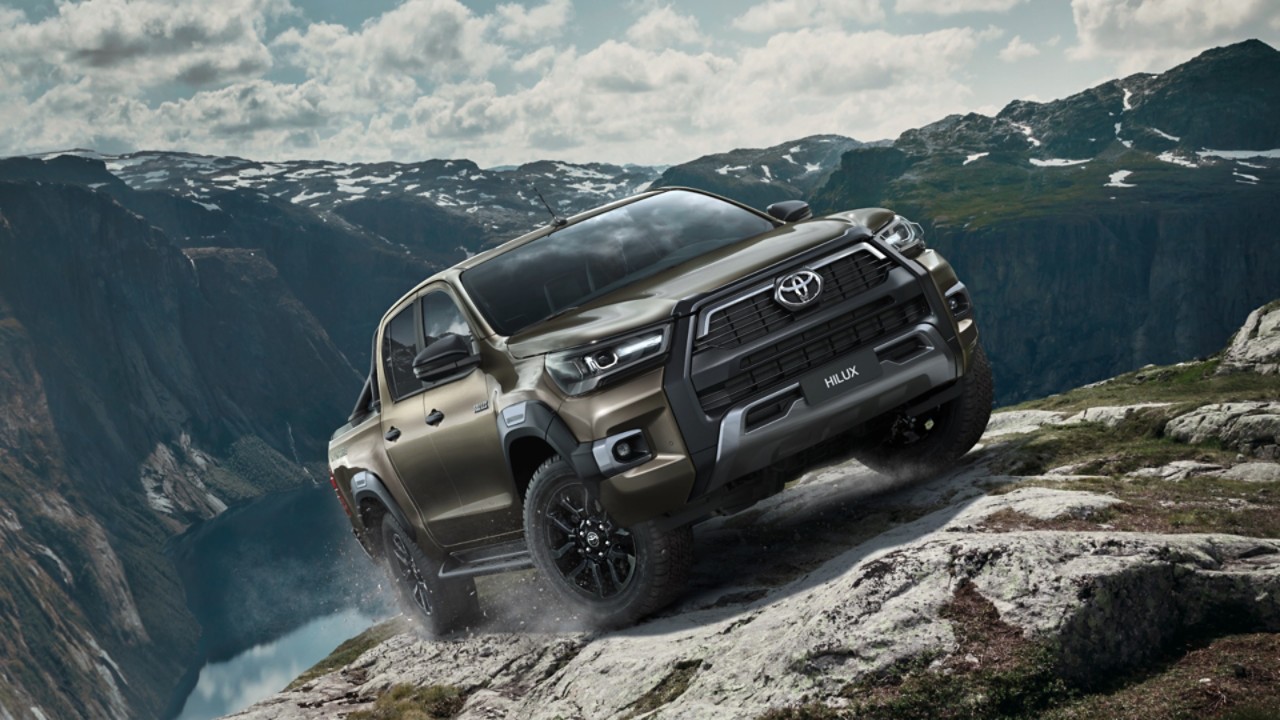 Hilux með fjallahjól á pallinum